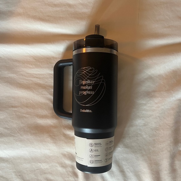 Stanley Matte Black Quencher H2.0 Flowstate Tumbler 40 OZ - Picture 4 of 8